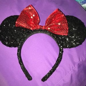Authentic Minnie Mouse eats from Disneyland